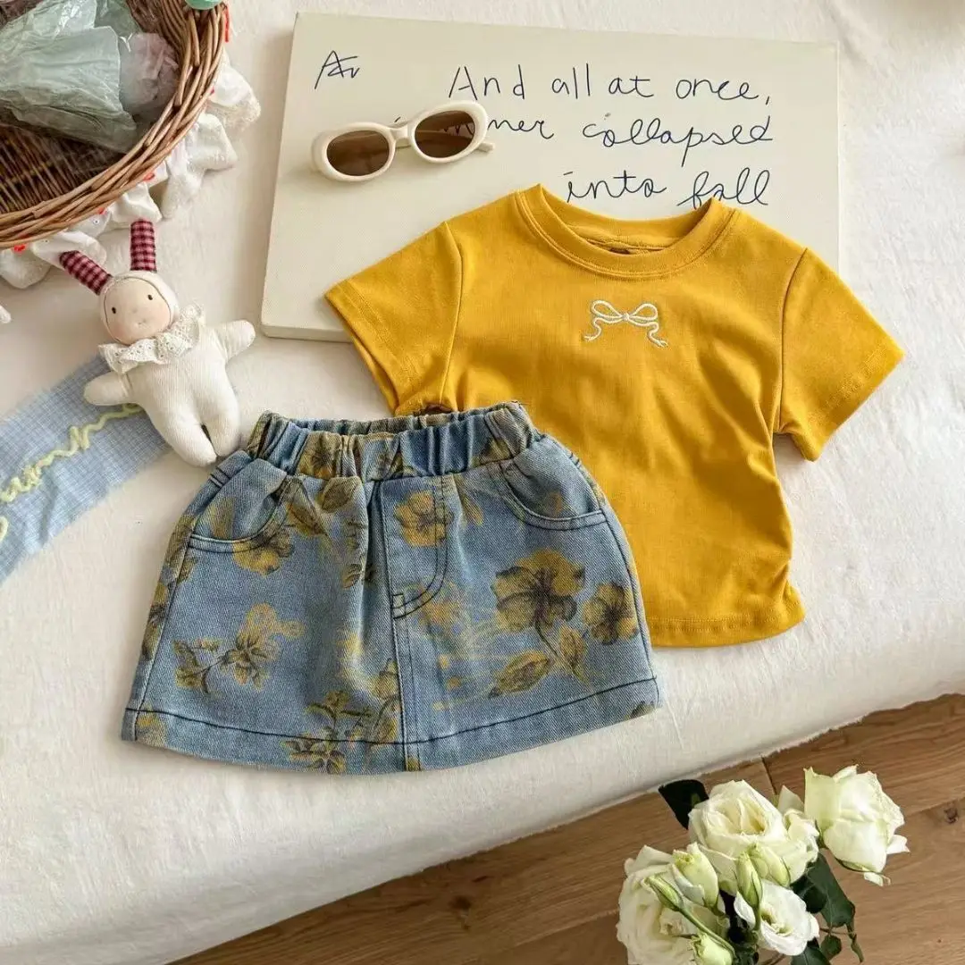 Girls Summer Set New Bow Short sleeved T-shirt Jeans Skirt Two piece Children's Clothing Set
Girls Summer Set New Bow Short sleeved T-shirt Jeans Skirt Two piece Children's Clothing Set