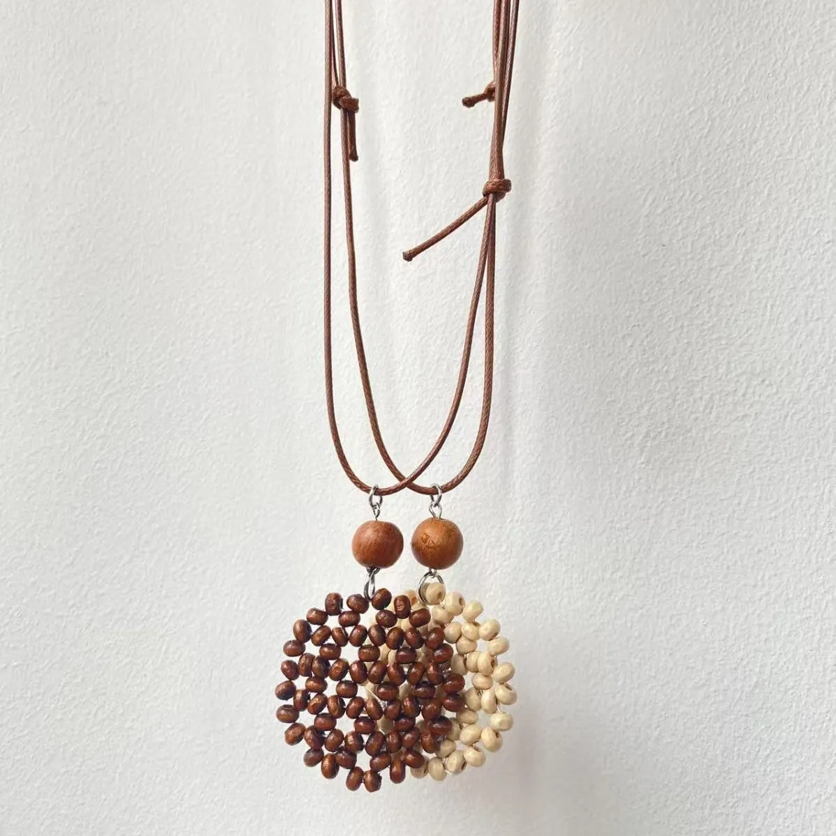 Vintage handmade wooden flower pendant accessories, original artistic clothing accessories, long women's necklaces
Vintage handmade wooden flower pendant accessories, original artistic clothing accessories, long women's necklaces