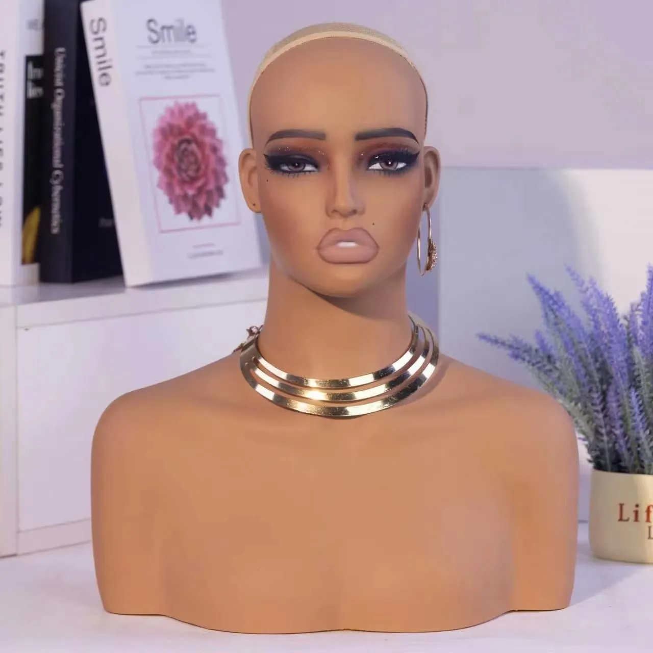 1PC USA Warehouse Free Shipping Simulated female mannequin head with shoulders, featuring standard head and chest circumference, ideal for displaying wigs, cosmetics and beauty accessories.
1PC USA Warehouse Free Shipping Simulated female mannequin head with shoulders, featuring standard head and chest circumference, ideal for displaying wigs, cosmetics and beauty accessories.