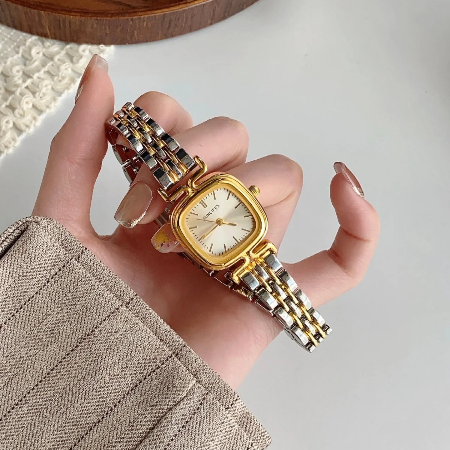 Часы SUNLIFEX: Простые маленькие квадратные кварцевые часы с золотым ремешком, деловые наручные часы, женские модные часы для платья, Relógio Feminino
Часы SUNLIFEX: Простые маленькие квадратные кварцевые часы с золотым ремешком, деловые наручные часы, женские модные часы для платья, Relógio Feminino