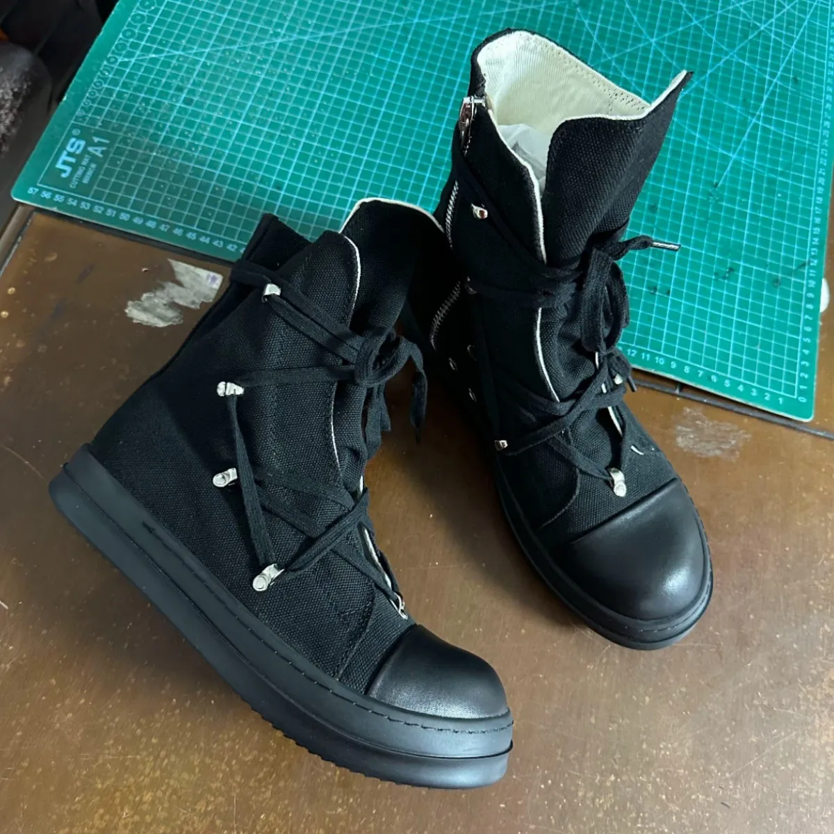 R-o Designer Luxury Casual Shoes Men Ankle Boot Women Sneaker High Top Shoe Luxury Lace-up Zipper Black Canvas Sneakers Boots
R-o Designer Luxury Casual Shoes Men Ankle Boot Women Sneaker High Top Shoe Luxury Lace-up Zipper Black Canvas Sneakers Boots