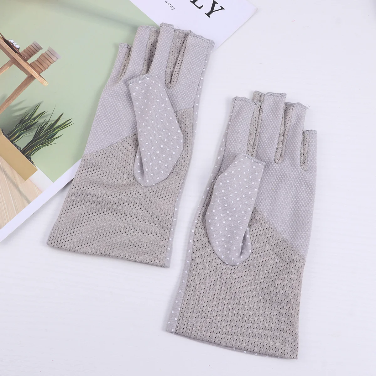 Sun Protection Gloves Women Driving Cycling Half Finger Touch Screen Non Slip Summer Lightweight Sunblock Outdoor
Sun Protection Gloves Women Driving Cycling Half Finger Touch Screen Non Slip Summer Lightweight Sunblock Outdoor
