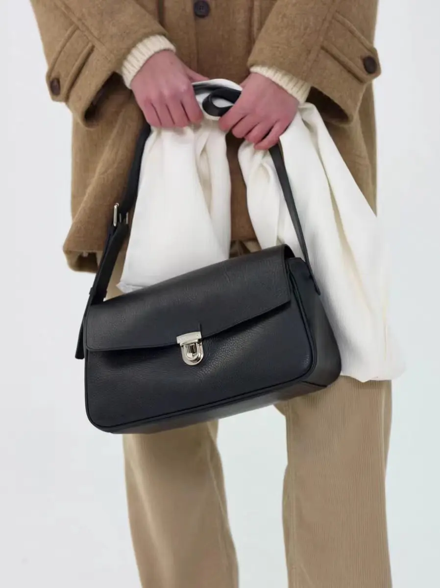 FIRMRANCH Retro Buckle Flap Cowhide Crossbody Bag Unisex Commuter Briefcase Classic Black White Versatile Fashion Women's Purse
FIRMRANCH Retro Buckle Flap Cowhide Crossbody Bag Unisex Commuter Briefcase Classic Black White Versatile Fashion Women's Purse