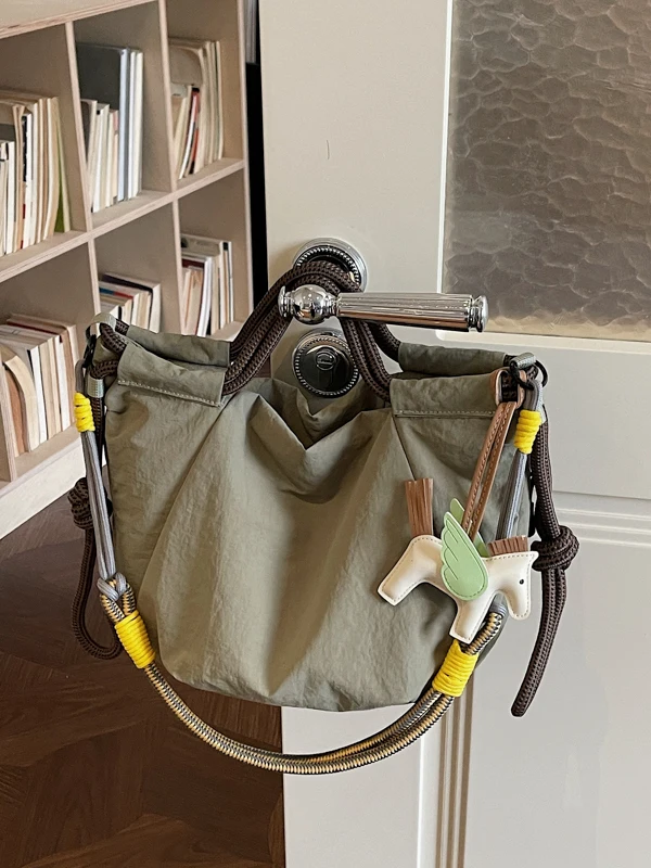 Spring 2026 Nylon Tote Bag Casual Handbag Commuter Lightweight Simple Design Women's Handbag Square Shape Zipper Closure
Spring 2026 Nylon Tote Bag Casual Handbag Commuter Lightweight Simple Design Women's Handbag Square Shape Zipper Closure