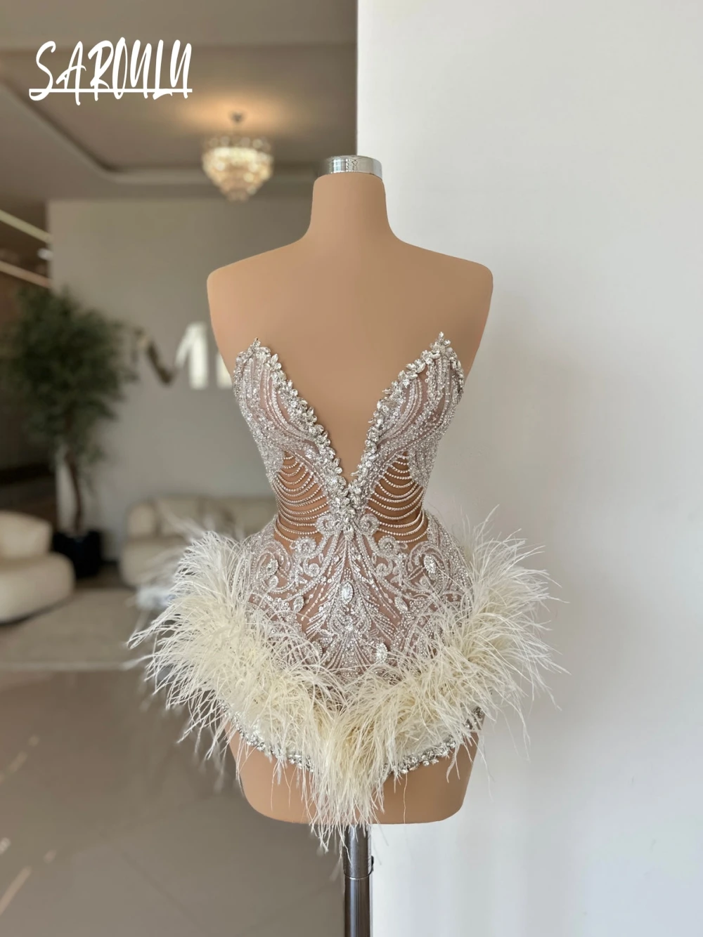 Exquisite Mini Rhinestones Evening Dress Sexy Feathered Women Prom Wear Customized Cocktail Deep V Neck Shiny Cut Out Beautiful
Exquisite Mini Rhinestones Evening Dress Sexy Feathered Women Prom Wear Customized Cocktail Deep V Neck Shiny Cut Out Beautiful