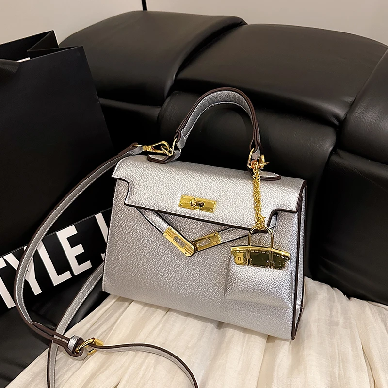 Chic Leather Messenger Bag For Ladies Crossbody Shoulder Handbag Tote With Waterproof Finish Famous Designer Brand
Chic Leather Messenger Bag For Ladies Crossbody Shoulder Handbag Tote With Waterproof Finish Famous Designer Brand