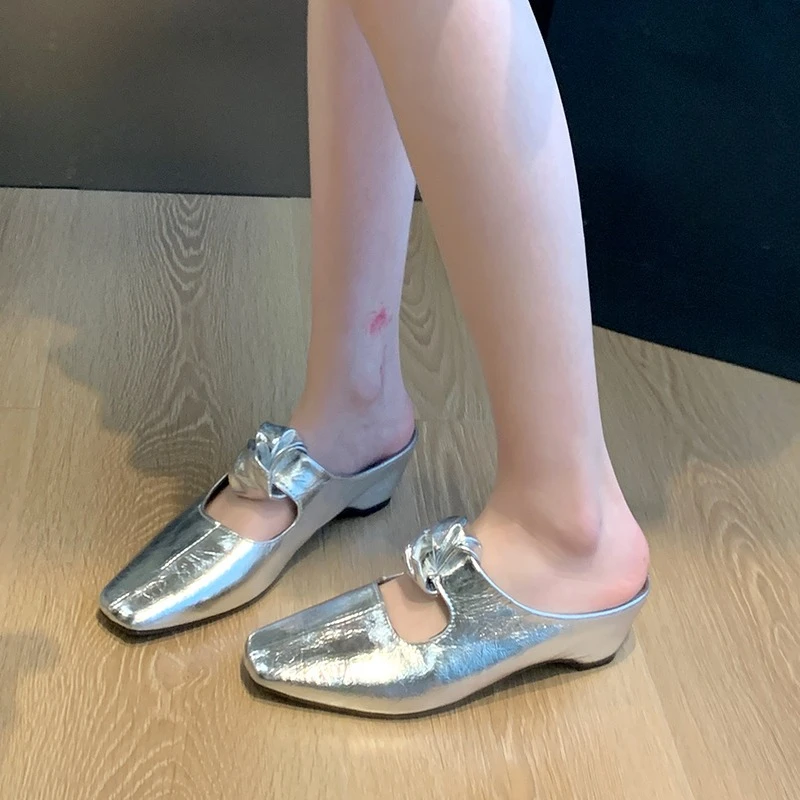 Fashionable Square Head Half Drag 2026 Summer New Single Strap Anti-skid and Wear-resistant Slope Heel Slippers
Fashionable Square Head Half Drag 2026 Summer New Single Strap Anti-skid and Wear-resistant Slope Heel Slippers
