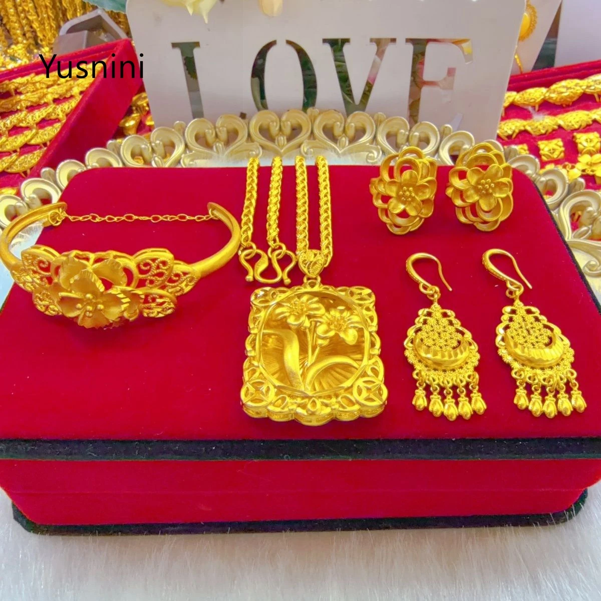 New Fashion Dubai High end 24K Gold Plated Necklace Earrings Rings Bracelets Exquisite Wedding Party Jewelry Set for Lovers 444
New Fashion Dubai High end 24K Gold Plated Necklace Earrings Rings Bracelets Exquisite Wedding Party Jewelry Set for Lovers 444