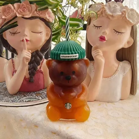 Niedlicher Bärenförmiger Glasbecher mit grünem Deckel und gestreiftem Strohhalm, transparenter Getränkebehälter im Tierdesign für Kaffee, Tee, ideales Geschenk