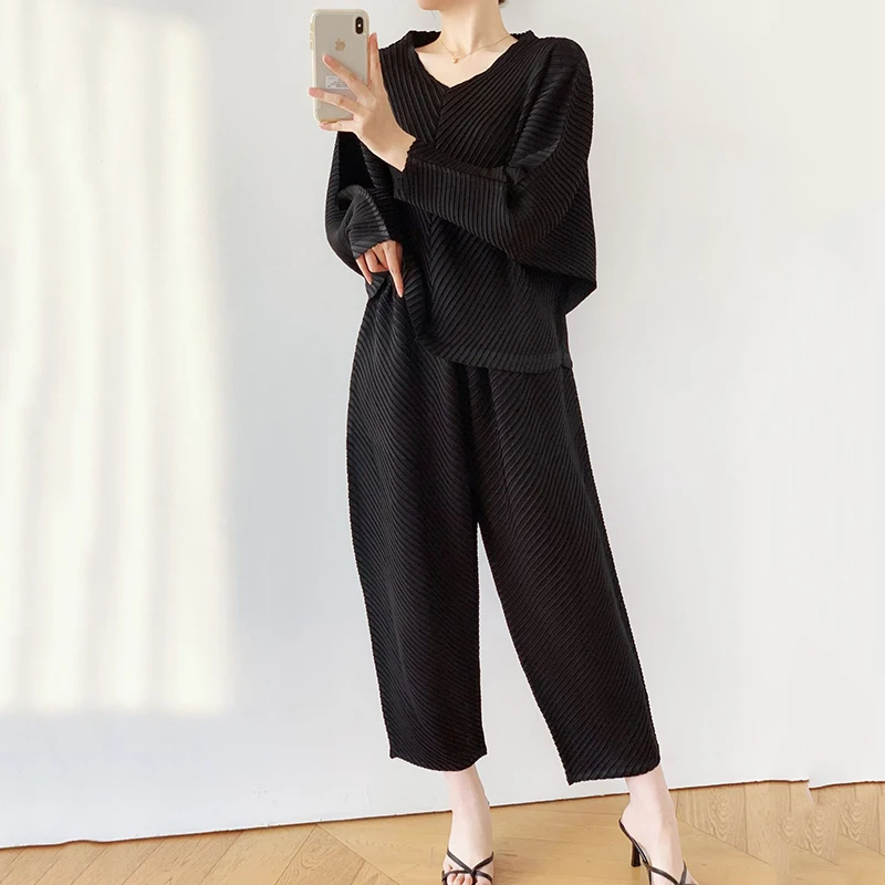 Miyake High Quality Pleated Women's Two-piece Set 2025 Summer V-neck Belly Pocket Long Sleeve Pullover Top + Elastic Waist Pants
Miyake High Quality Pleated Women's Two-piece Set 2025 Summer V-neck Belly Pocket Long Sleeve Pullover Top + Elastic Waist Pants