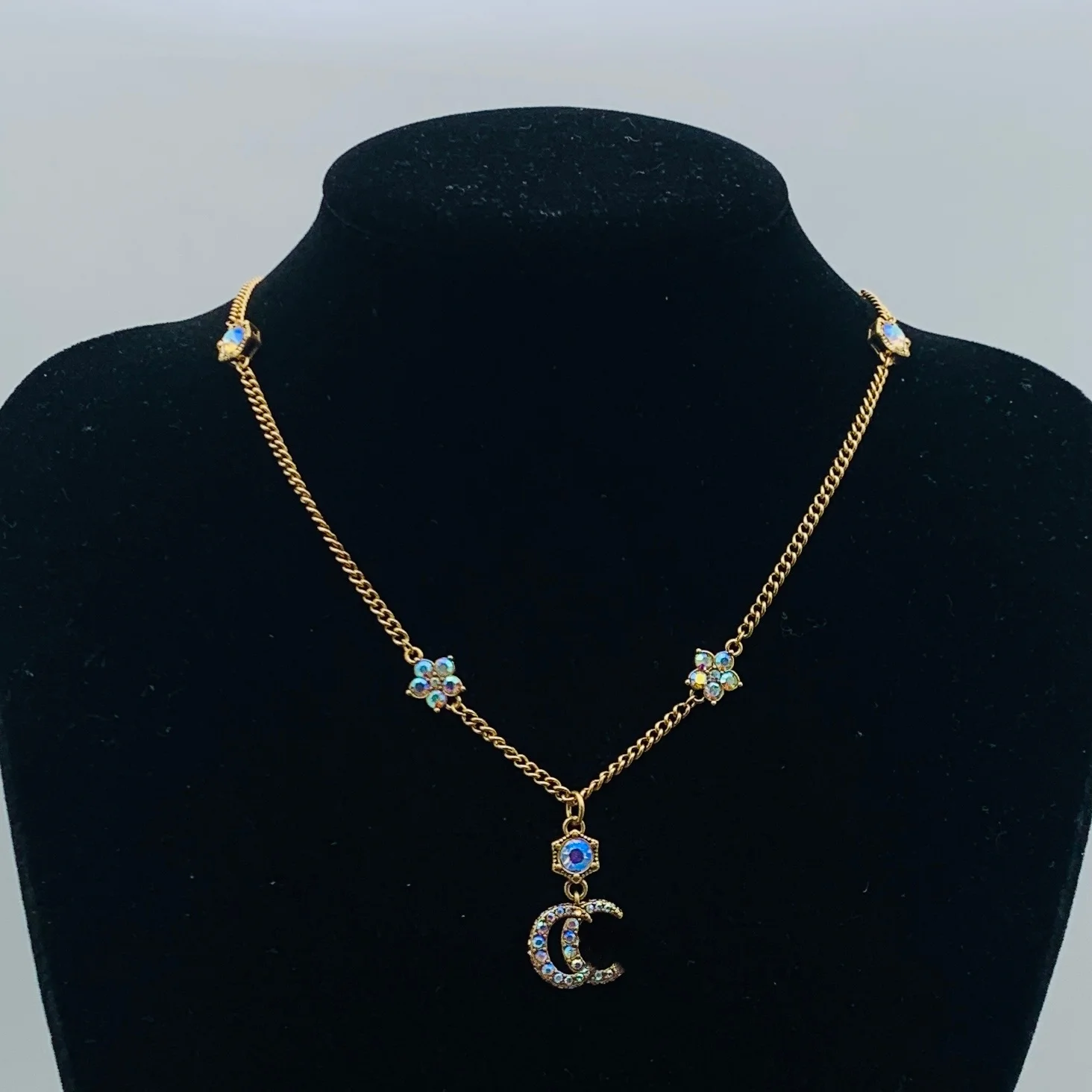 Новинка: Модное украшение — металлическое колье с цепочкой, украшенное стразами в виде цветов, клубники и геометрических фигур.
Новинка: Модное украшение — металлическое колье с цепочкой, украшенное стразами в виде цветов, клубники и геометрических фигур.