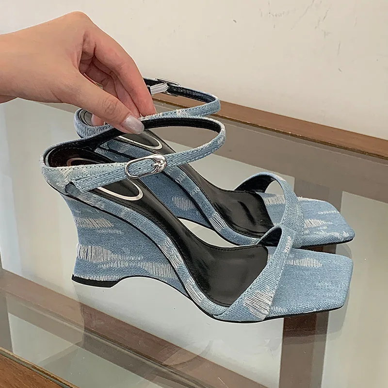 Strange Style Wedges Heels For Woman New In Fashion Denim High Heeled Slippers Sandal Female Designer Slides Ladies Shoes
Strange Style Wedges Heels For Woman New In Fashion Denim High Heeled Slippers Sandal Female Designer Slides Ladies Shoes