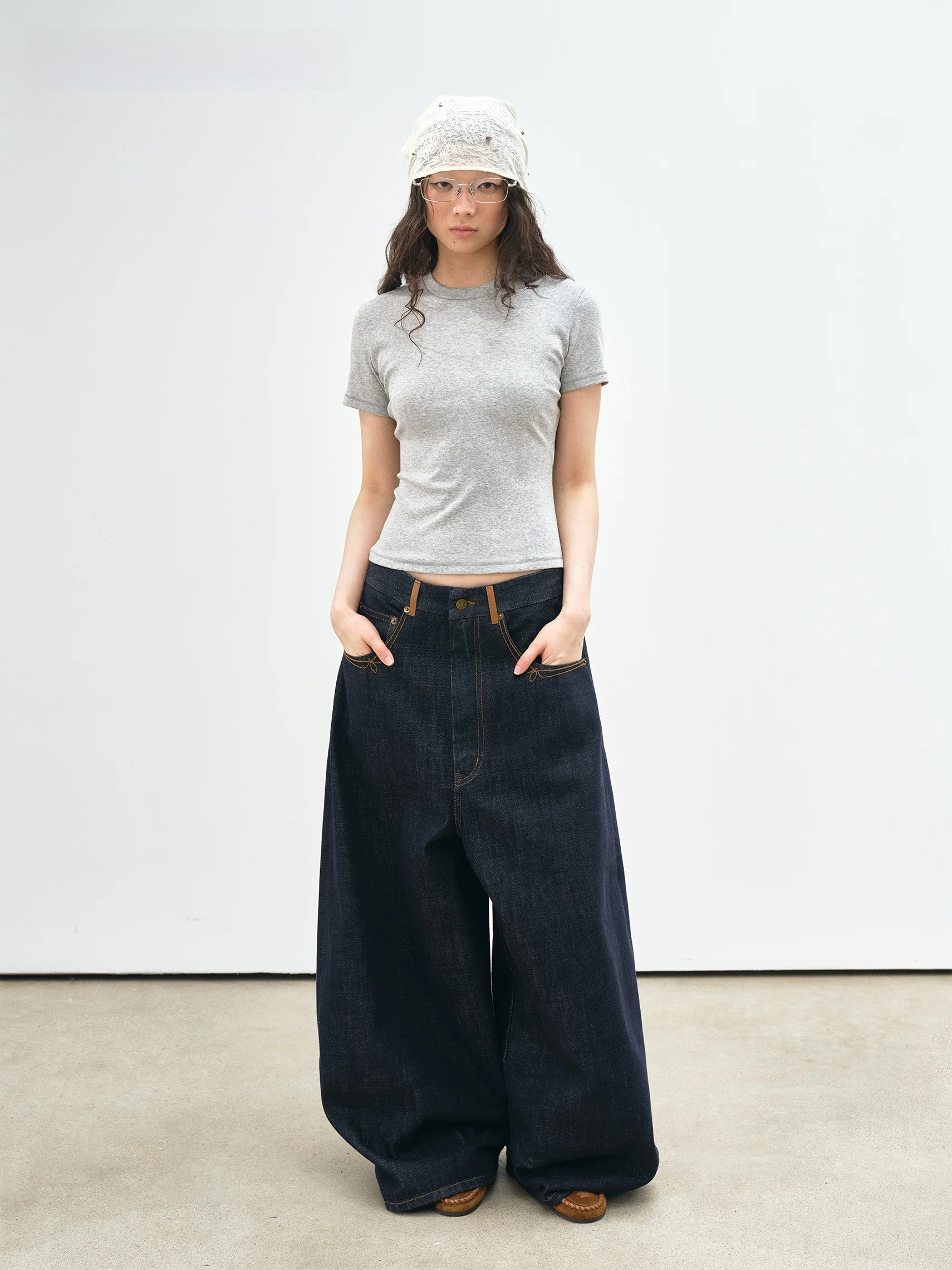 VERMO Classic Retro Loose Fit Jeans with Cuff Pleats And Buckle Detailing Genuine Leather Trim Low Waist Cotton Denim
VERMO Classic Retro Loose Fit Jeans with Cuff Pleats And Buckle Detailing Genuine Leather Trim Low Waist Cotton Denim