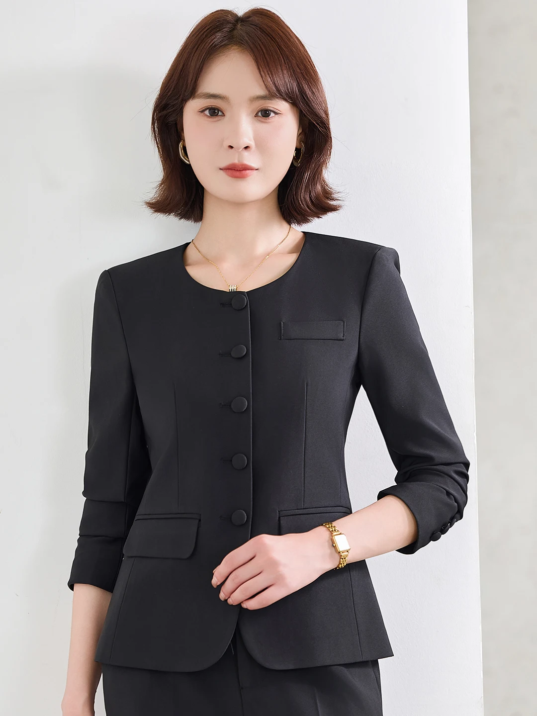 Новый модный деловой женский костюм 2025 года: приталенный, для работы и повседневной носки, с золотыми акцентами, от ювелирного магазина.
Новый модный деловой женский костюм 2025 года: приталенный, для работы и повседневной носки, с золотыми акцентами, от ювелирного магазина.