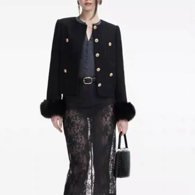 Женский черный костюм-двойка, куртка с длинными рукавами и круглым вырезом или облегающая юбка.
Женский черный костюм-двойка, куртка с длинными рукавами и круглым вырезом или облегающая юбка.