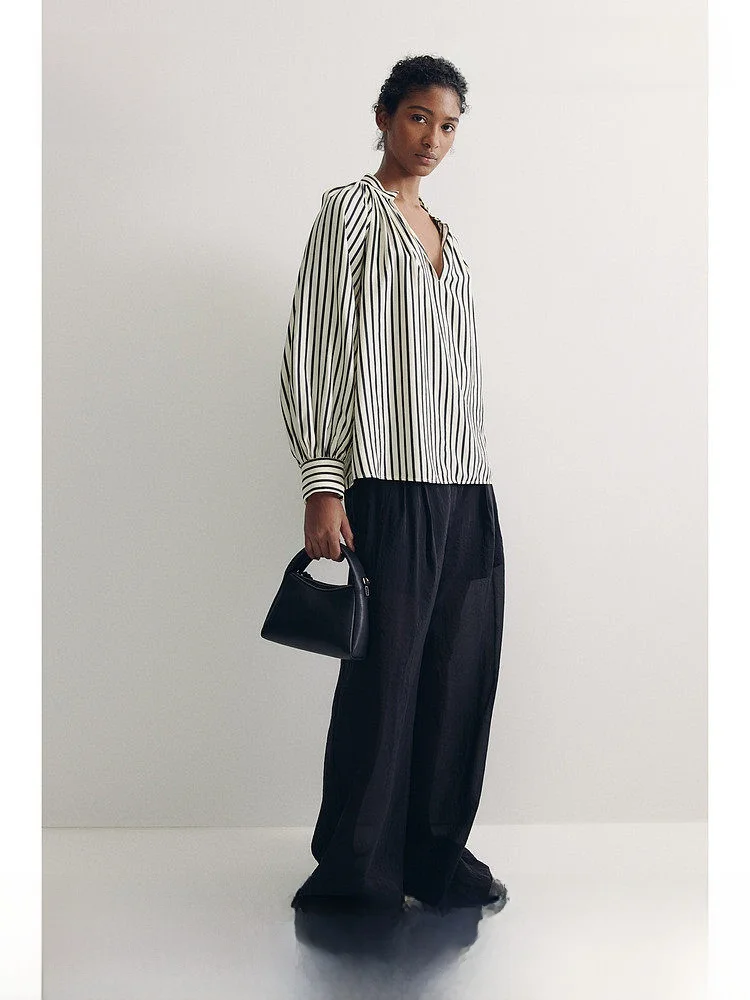 H&M Women's Shirt Summer Intellectual Stripes Aesthetic V-neck Lantern Sleeve Oversized Personality Top Casual Style Long Sleeve
H&M Women's Shirt Summer Intellectual Stripes Aesthetic V-neck Lantern Sleeve Oversized Personality Top Casual Style Long Sleeve