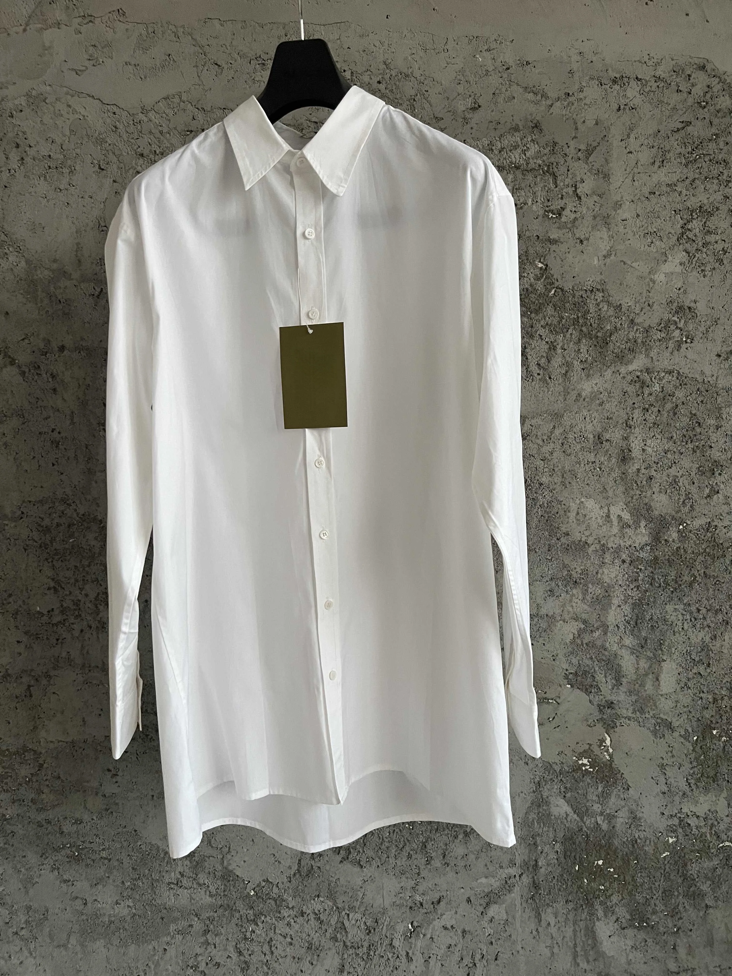 Рубашка средней длины с двухслойным воротником, длинными рукавами, свободным низом и неровным краем.
Рубашка средней длины с двухслойным воротником, длинными рукавами, свободным низом и неровным краем.