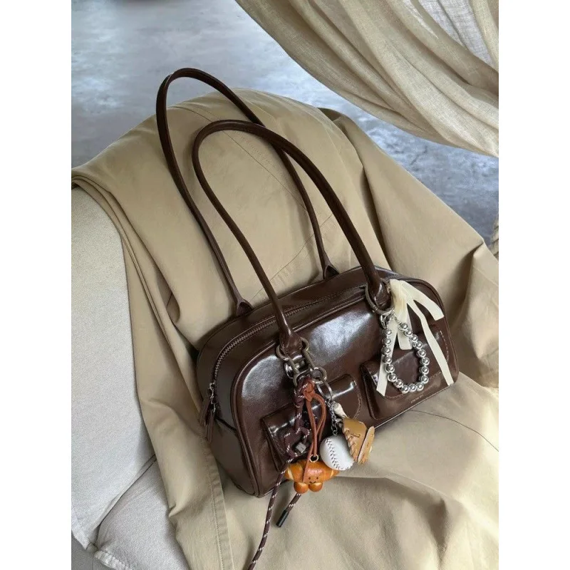 Autumn and winter women's new large-capacity Korean brown retro bowling handheld shoulder bag
Autumn and winter women's new large-capacity Korean brown retro bowling handheld shoulder bag