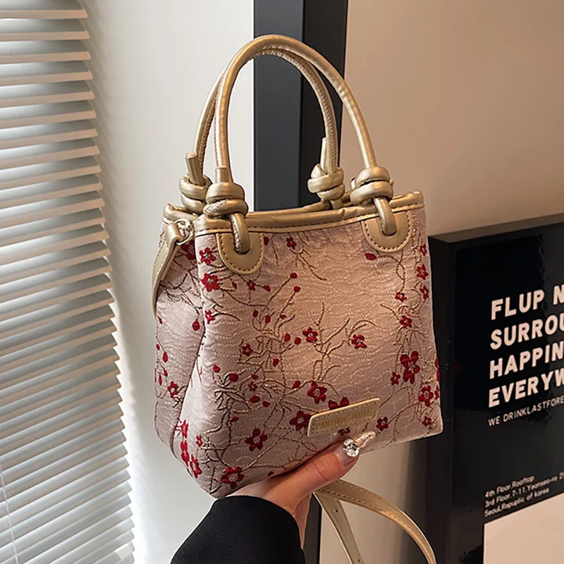 Handheld bucket bag for women's 2024 new temperament Hanfu accessories crossbody bag with Chinese style embroidery shoulder bag
Handheld bucket bag for women's 2024 new temperament Hanfu accessories crossbody bag with Chinese style embroidery shoulder bag