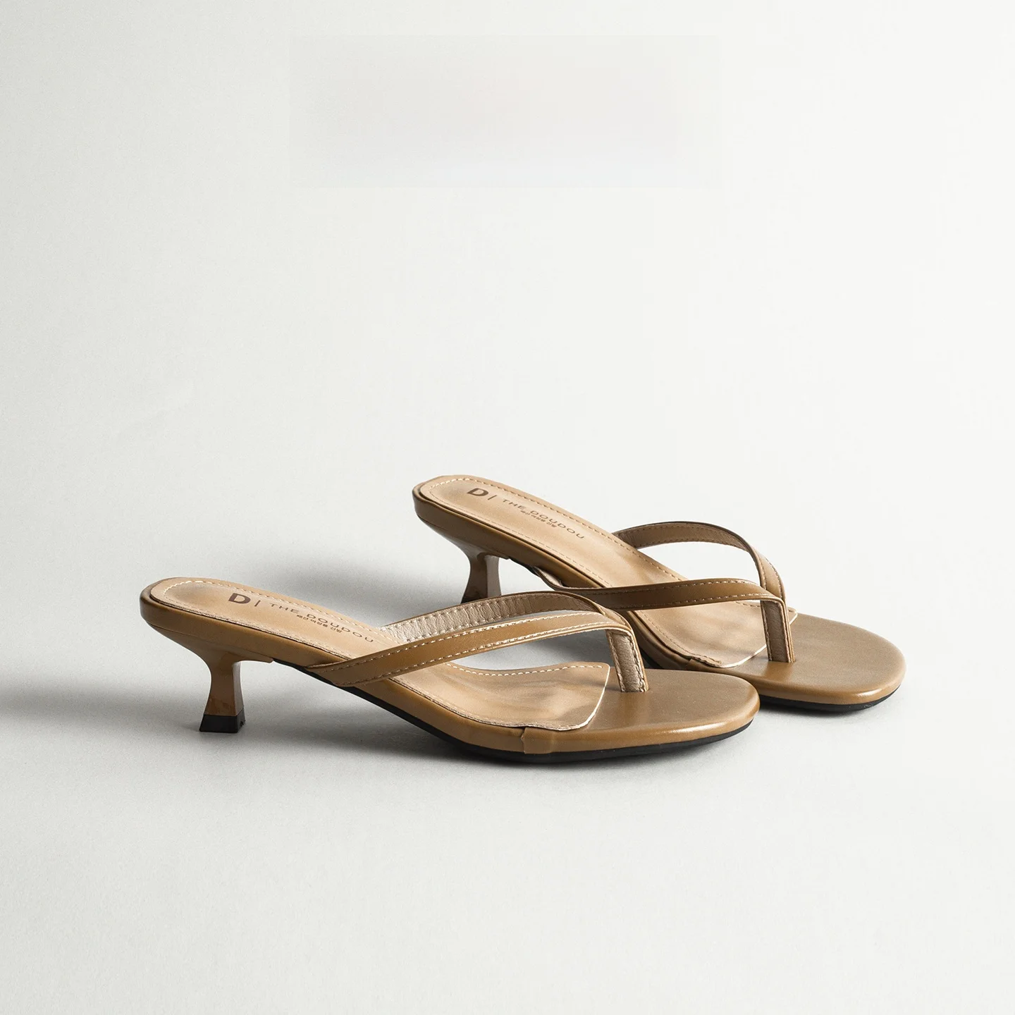 Leather Thong Slip-On Sandals Women's Outdoor Summer New Vintage Personality Casual High Heel Cool Sandals Casual Style
Leather Thong Slip-On Sandals Women's Outdoor Summer New Vintage Personality Casual High Heel Cool Sandals Casual Style