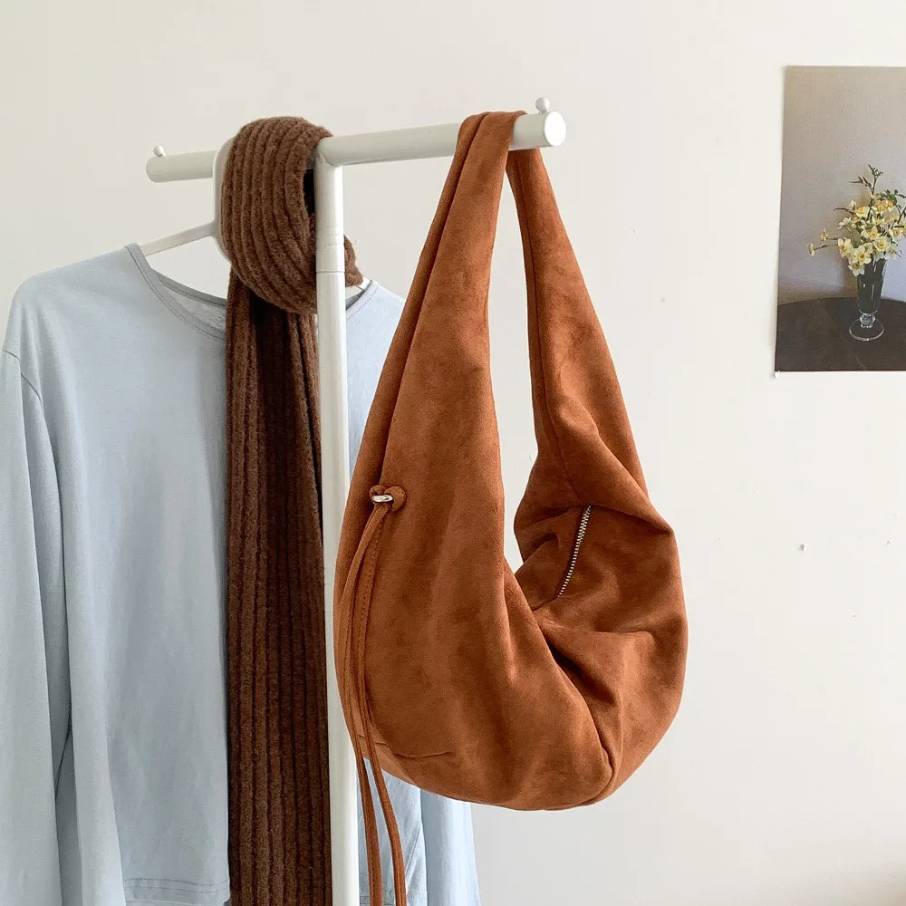 Cute Handbag Suede Shoulder Bag Solid Color Fashion Hobo Bag Korean Style Large Capacity Ladies Crescent Bag Travel
Cute Handbag Suede Shoulder Bag Solid Color Fashion Hobo Bag Korean Style Large Capacity Ladies Crescent Bag Travel