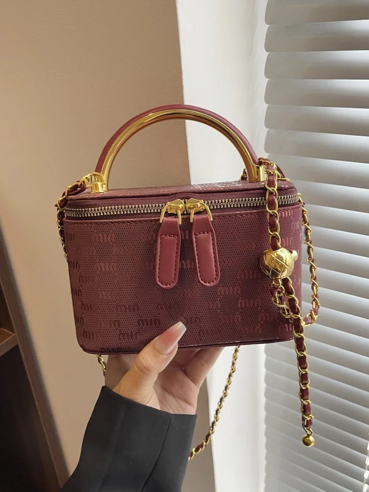 Luxury high-end designer box small bag female 2025 high-end fashion portable small square bag summer niche chain messenger bag
Luxury high-end designer box small bag female 2025 high-end fashion portable small square bag summer niche chain messenger bag