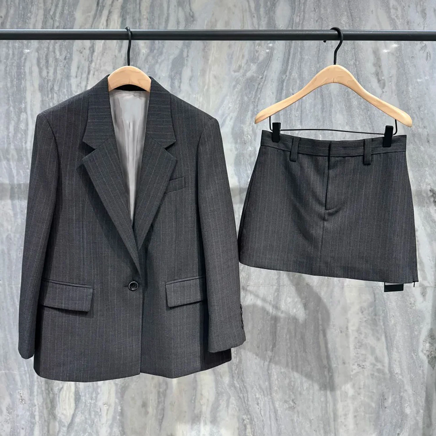 High-End Women's Suiting Jacket And Skirt Set Spring 2026 Smart Sensation Commute Silhouette Long Sleeve Button up Loose Fit
High-End Women's Suiting Jacket And Skirt Set Spring 2026 Smart Sensation Commute Silhouette Long Sleeve Button up Loose Fit