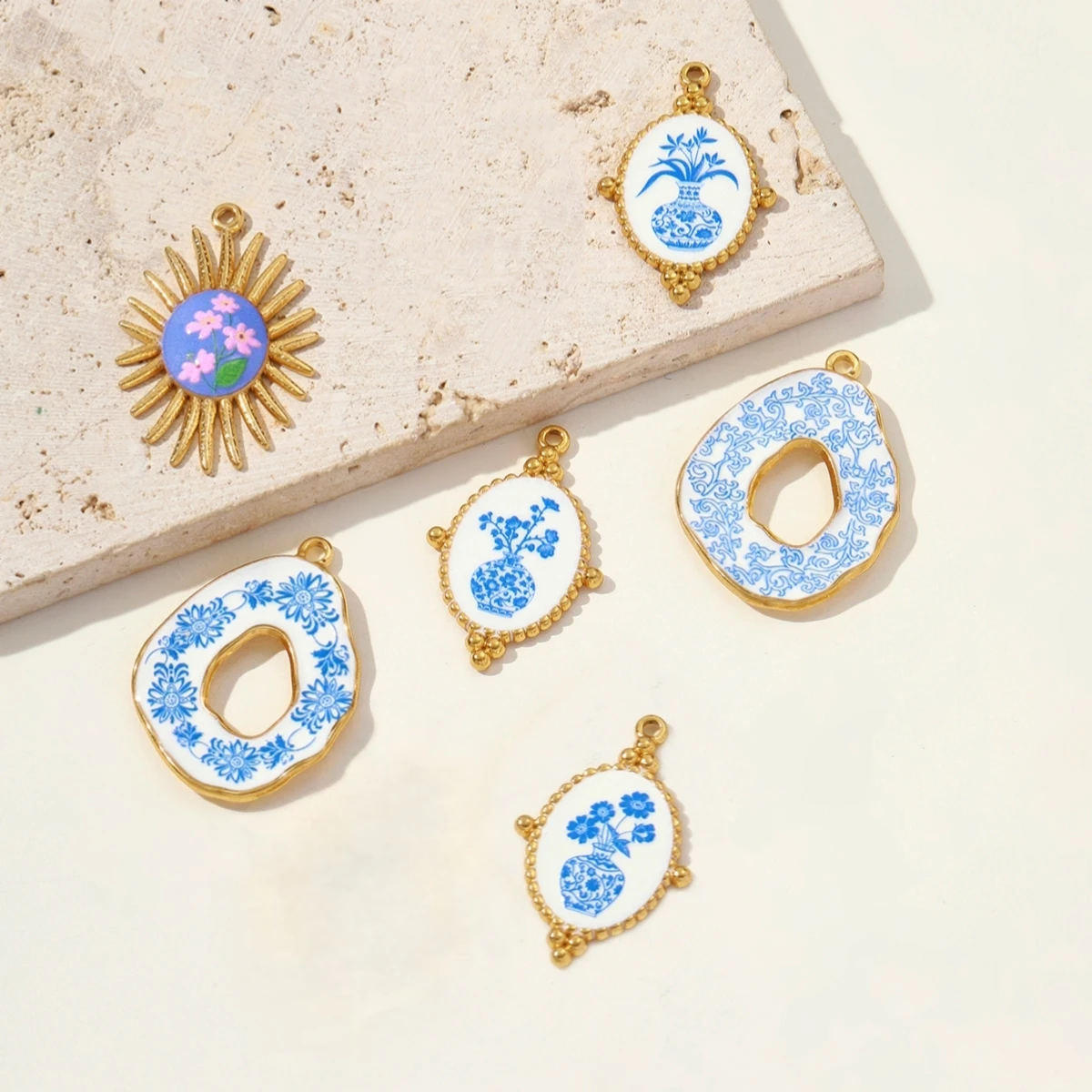 3Pcs/Lot Stainless Steel Blue and White Porcelain Pattern Enamel Pendants For DIY Making Necklace Earrings Jewelry Accessory
3Pcs/Lot Stainless Steel Blue and White Porcelain Pattern Enamel Pendants For DIY Making Necklace Earrings Jewelry Accessory