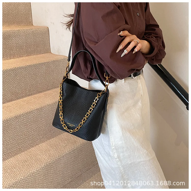 Vintage Litchi Pattern Bucket Bag 2025 Autumn and Winter Popular Chain Shoulder Crossbody Bag
Vintage Litchi Pattern Bucket Bag 2025 Autumn and Winter Popular Chain Shoulder Crossbody Bag