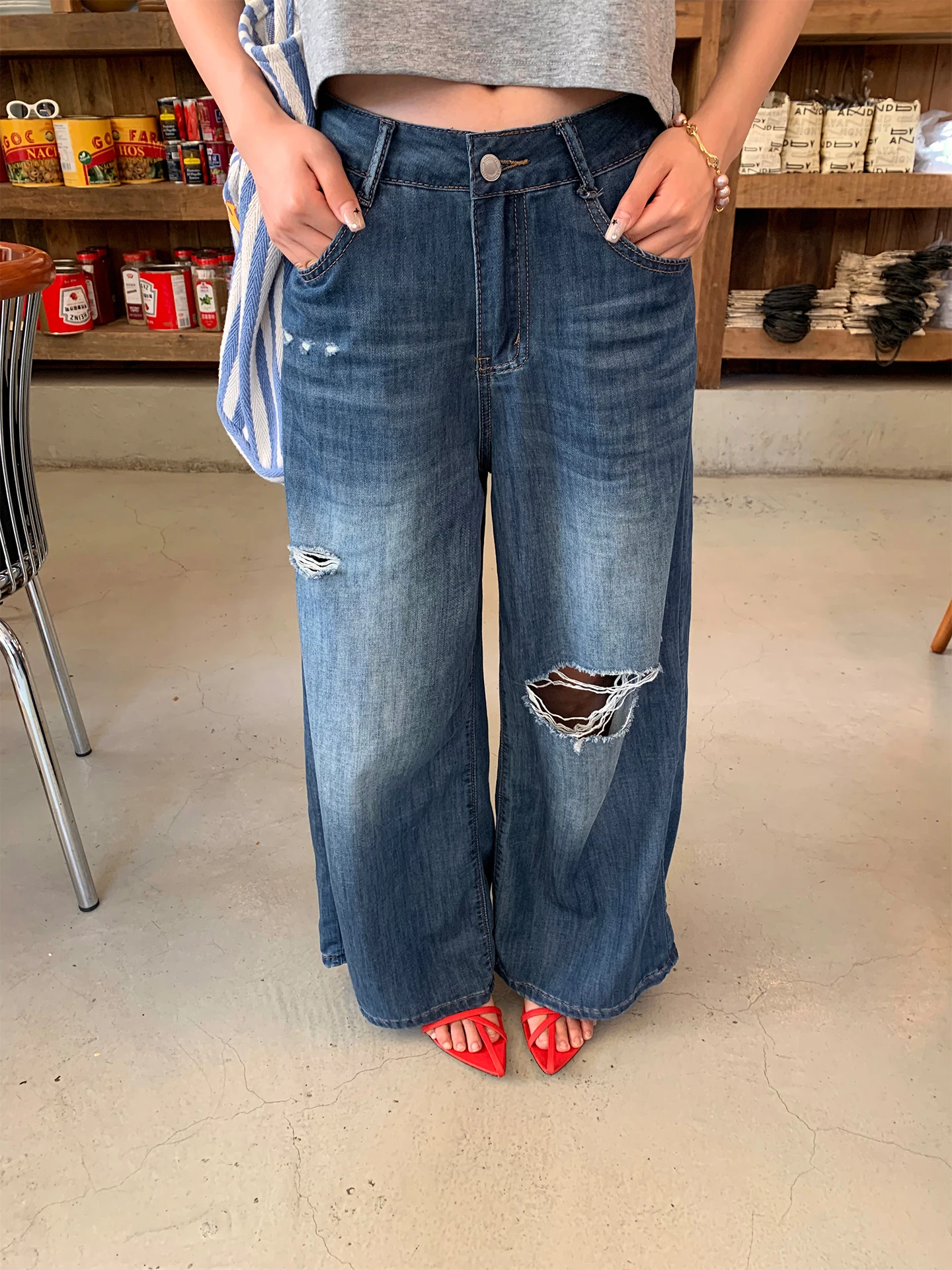 High Waist Wide Leg Jeans Women's Loose Fit Denim Pants Casual Style Zipper Closure Breathable Cotton Summer Collection
High Waist Wide Leg Jeans Women's Loose Fit Denim Pants Casual Style Zipper Closure Breathable Cotton Summer Collection
