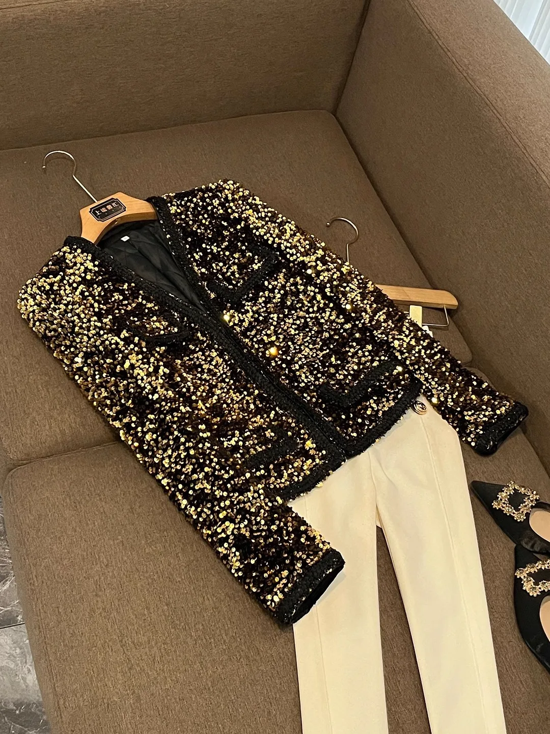 Стильный золотой кардиган с пайетками и вставками, свободный крой, длинный рукав, на пуговицах, женская модная коллекция Зима 2025
Стильный золотой кардиган с пайетками и вставками, свободный крой, длинный рукав, на пуговицах, женская модная коллекция Зима 2025