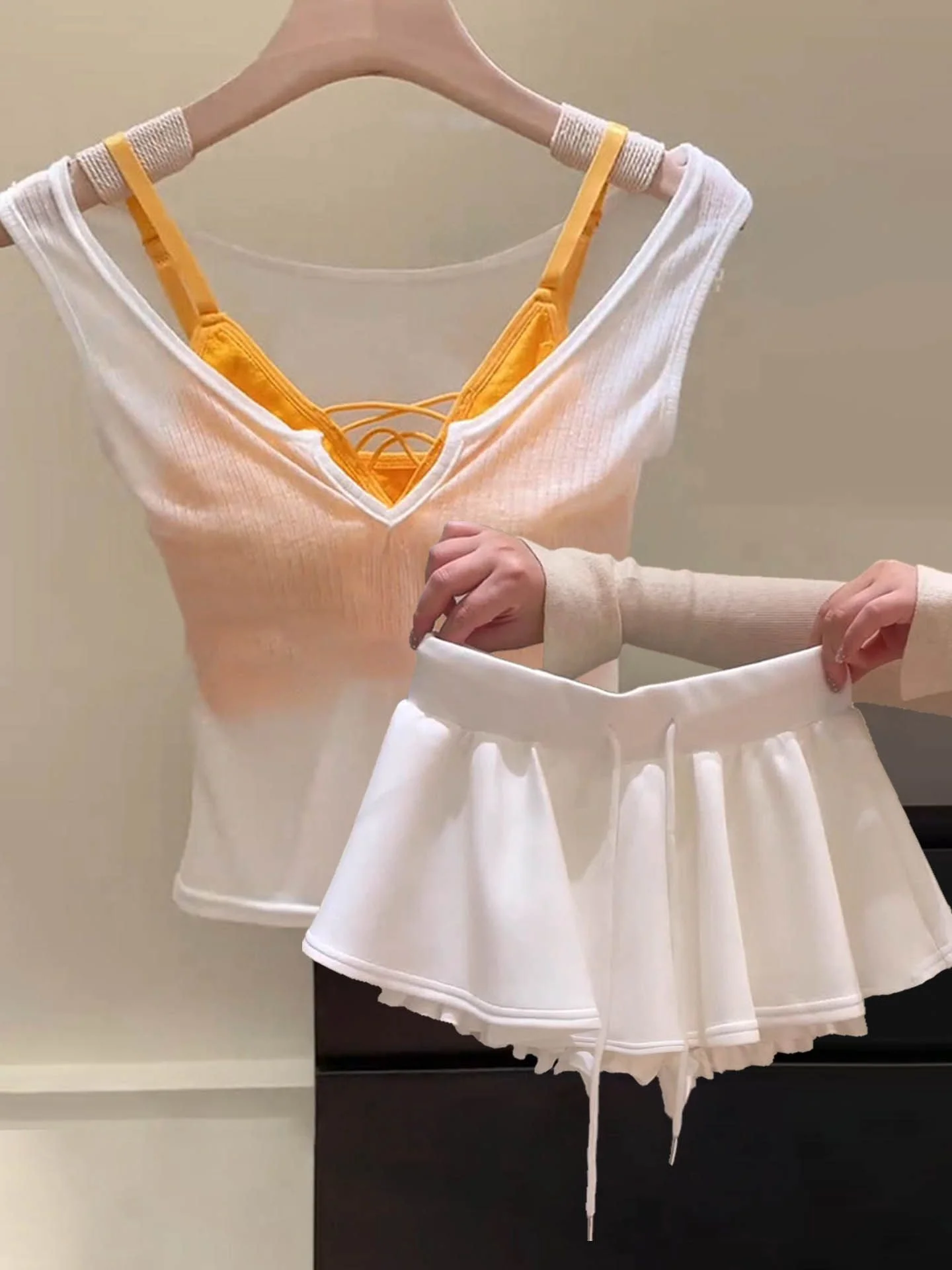 Slimming Knitted Cardigan Set Women's Sexy Strapless Vest Short Skirt Three-piece Summer Fashion Set High Waist Elastic V-neck
Slimming Knitted Cardigan Set Women's Sexy Strapless Vest Short Skirt Three-piece Summer Fashion Set High Waist Elastic V-neck