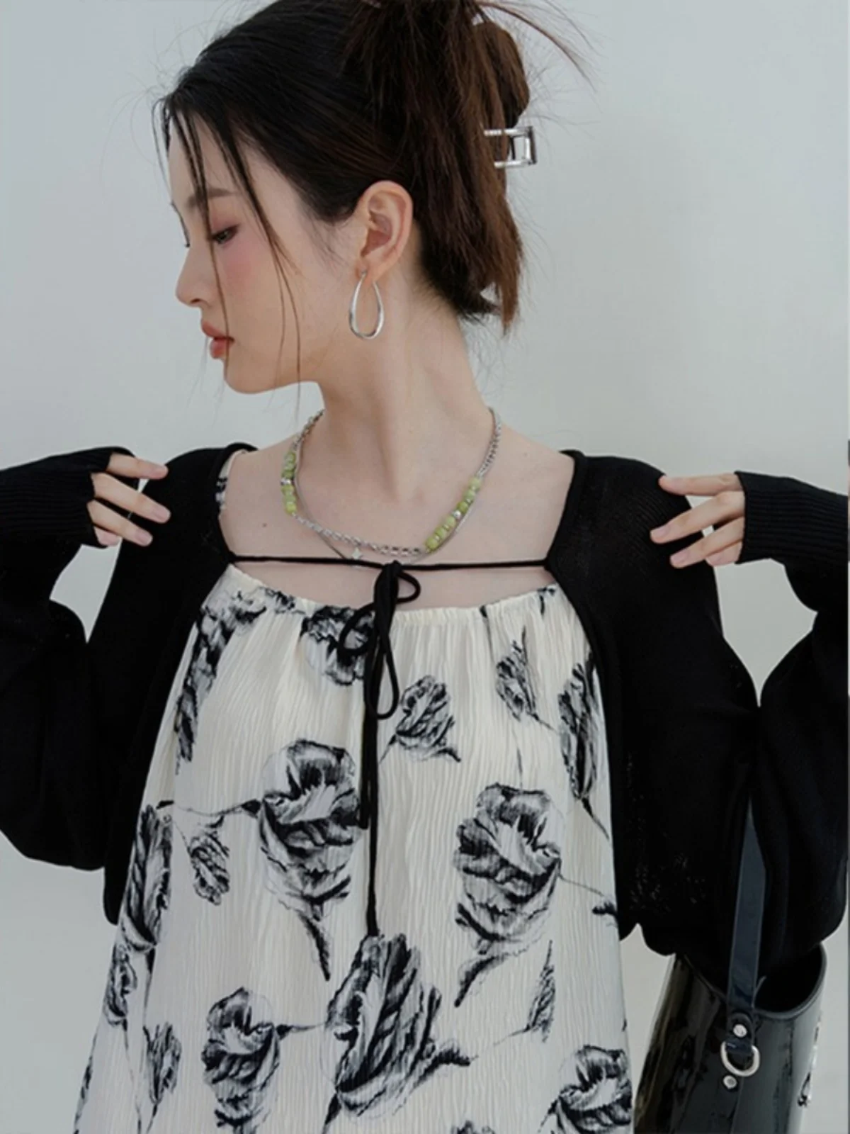 Black Short Knitted Open Cardigan Shawl Lightweight Summer Sun Protection Air Conditioning Outerwear Women's Ice Silk Top
Black Short Knitted Open Cardigan Shawl Lightweight Summer Sun Protection Air Conditioning Outerwear Women's Ice Silk Top