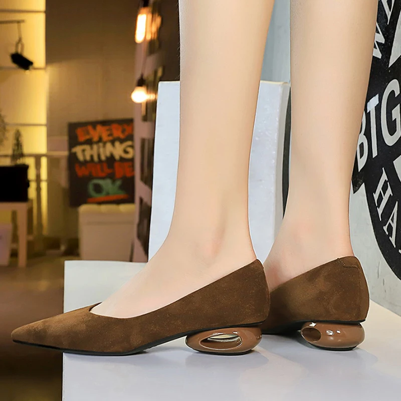 Женские винтажные туфли-лодочки из коричневой замши на каблуке 3 см, удобные повседневные туфли для свиданий, модные туфли с острым носком
Женские винтажные туфли-лодочки из коричневой замши на каблуке 3 см, удобные повседневные туфли для свиданий, модные туфли с острым носком