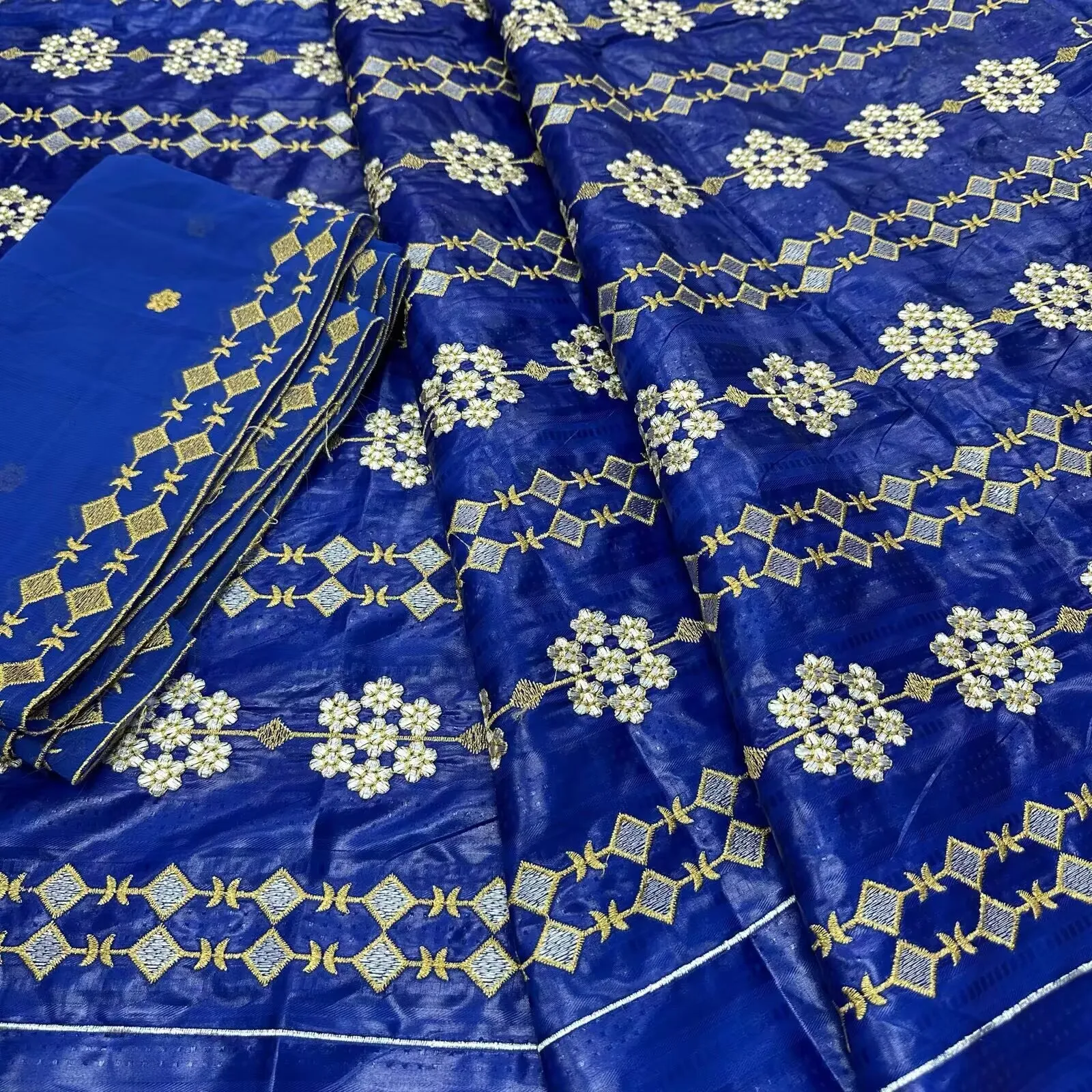 Африканская нигерийская французская горячая распродажа Bazin, мужская одежда, кружевная ткань 1,56 см, 5 + 2 ярда, 2025 для элитного свадебного платья жениха
Африканская нигерийская французская горячая распродажа Bazin, мужская одежда, кружевная ткань 1,56 см, 5 + 2 ярда, 2025 для элитного свадебного платья жениха