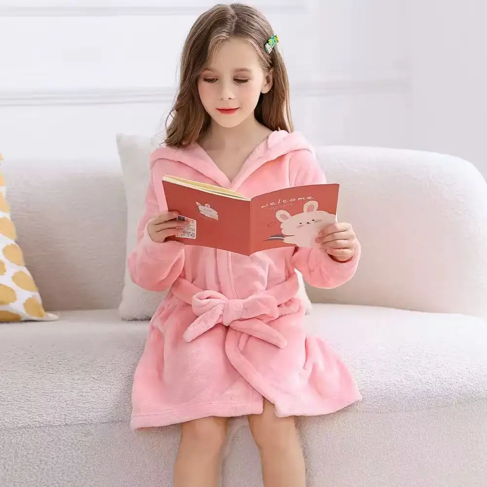 Детский халат-пижама из фланели на осень-зиму 2026: утепленный, с капюшоном, теплый, для мальчиков и девочек, с милым мультяшным принтом
Детский халат-пижама из фланели на осень-зиму 2026: утепленный, с капюшоном, теплый, для мальчиков и девочек, с милым мультяшным принтом
