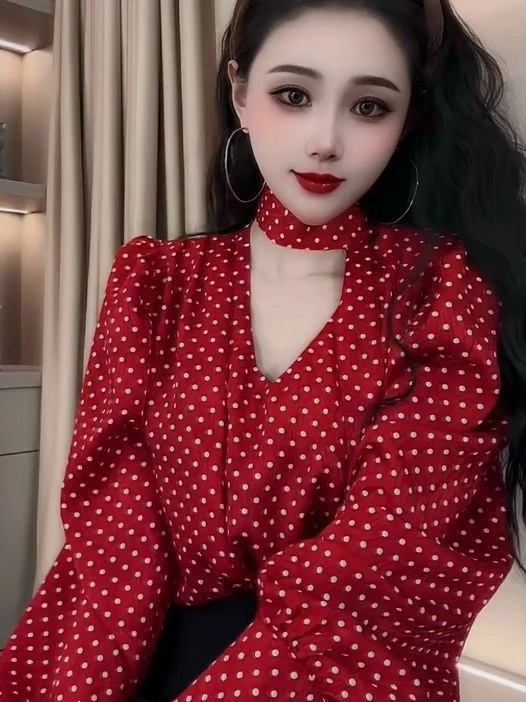 Красная женская блузка в горошек с длинным рукавом, модный дизайн, весна 2025, французский стиль, свободный крой, дышащий полиэстер, повседневный топ
Красная женская блузка в горошек с длинным рукавом, модный дизайн, весна 2025, французский стиль, свободный крой, дышащий полиэстер, повседневный топ