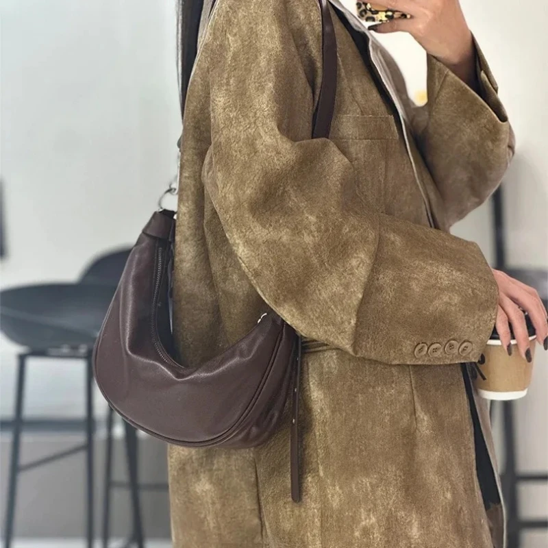 Medium Cowhide Bending Moon Bag Multiple Interior Pockets Border Trendy Bag for Daily Use small bag Ladies' single shoulder
Medium Cowhide Bending Moon Bag Multiple Interior Pockets Border Trendy Bag for Daily Use small bag Ladies' single shoulder