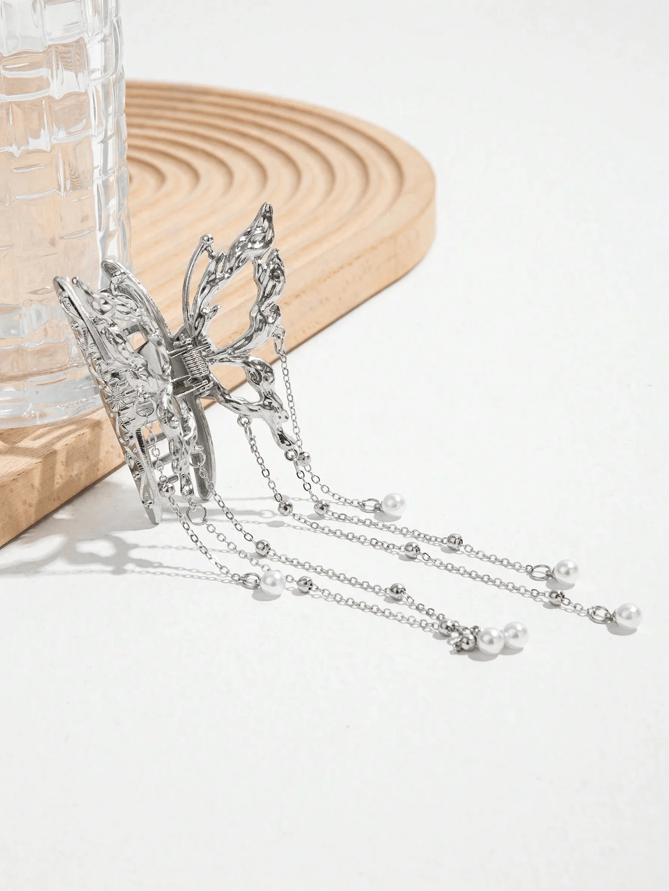 Silver Butterfly Hair Claw With Detailed Metal Wings, Faux Pearls, And Cascading Chain Tassels For Women’s Daily Or Party Wear
Silver Butterfly Hair Claw With Detailed Metal Wings, Faux Pearls, And Cascading Chain Tassels For Women’s Daily Or Party Wear