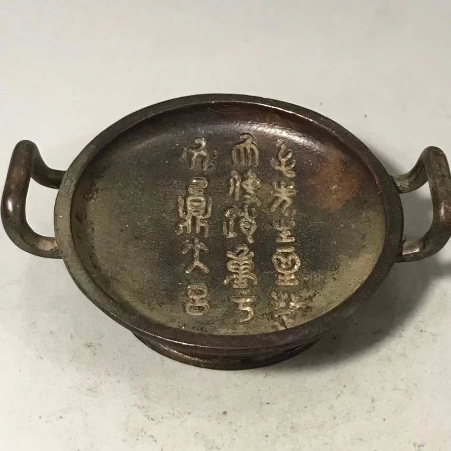 Copper cast Sanshi plate pen licking belt with inscriptions, ink plate with circular imitation copper, antique stationery
Copper cast Sanshi plate pen licking belt with inscriptions, ink plate with circular imitation copper, antique stationery