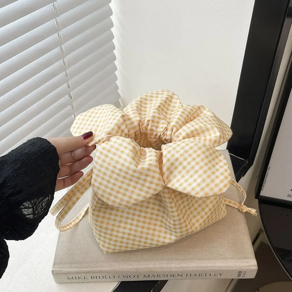 Lightweight Korean Style Plaid Drawstring Bag Cute Printing Flower Handbag Bundle Pocket Portable Small Crossbody Bag Outdoor
Lightweight Korean Style Plaid Drawstring Bag Cute Printing Flower Handbag Bundle Pocket Portable Small Crossbody Bag Outdoor