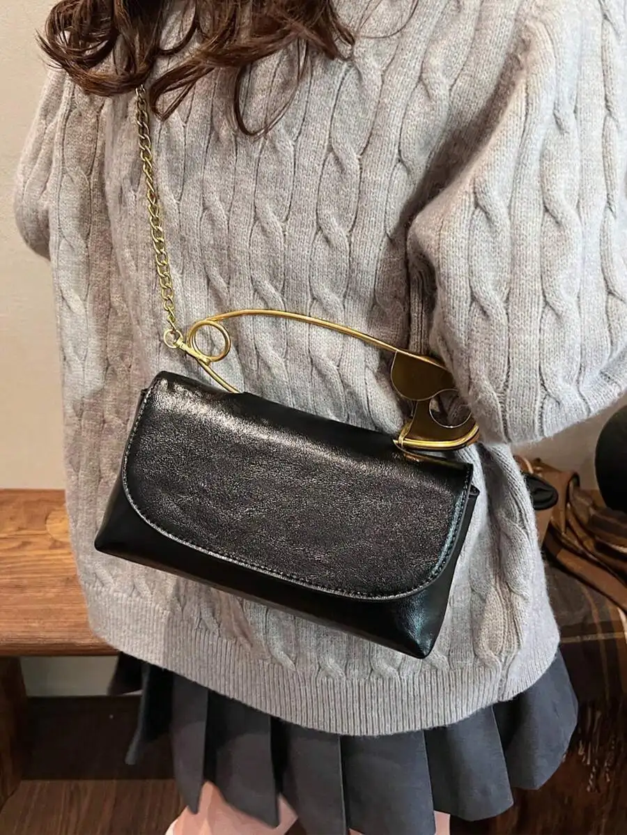 Retro Black Flap Shoulder Bag With Metal Handle For Women Daily Use
Retro Black Flap Shoulder Bag With Metal Handle For Women Daily Use