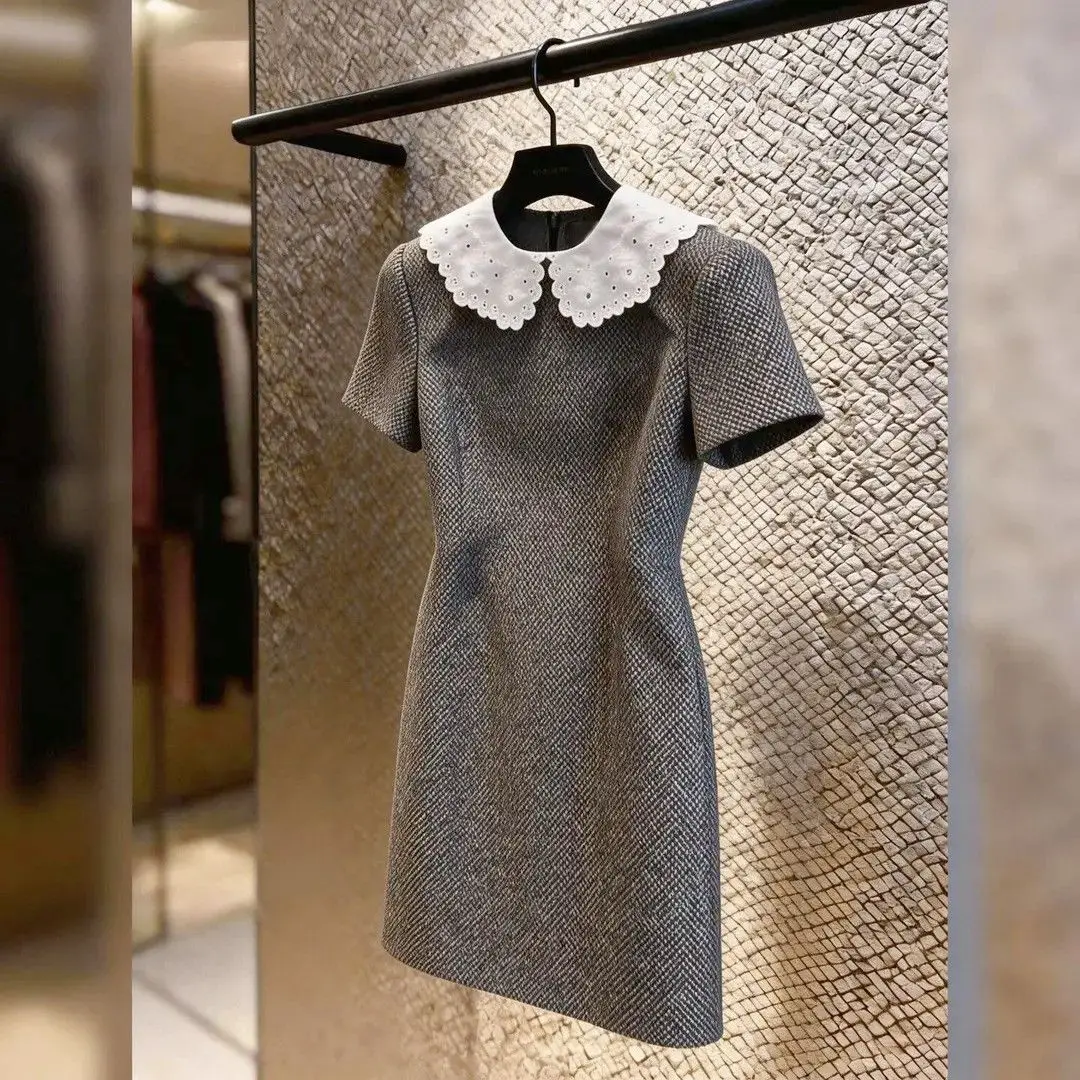 Thousand gold wind gray lace doll collar dress women's 2026 new foreign style age reduction advanced A-word short skirt
Thousand gold wind gray lace doll collar dress women's 2026 new foreign style age reduction advanced A-word short skirt
