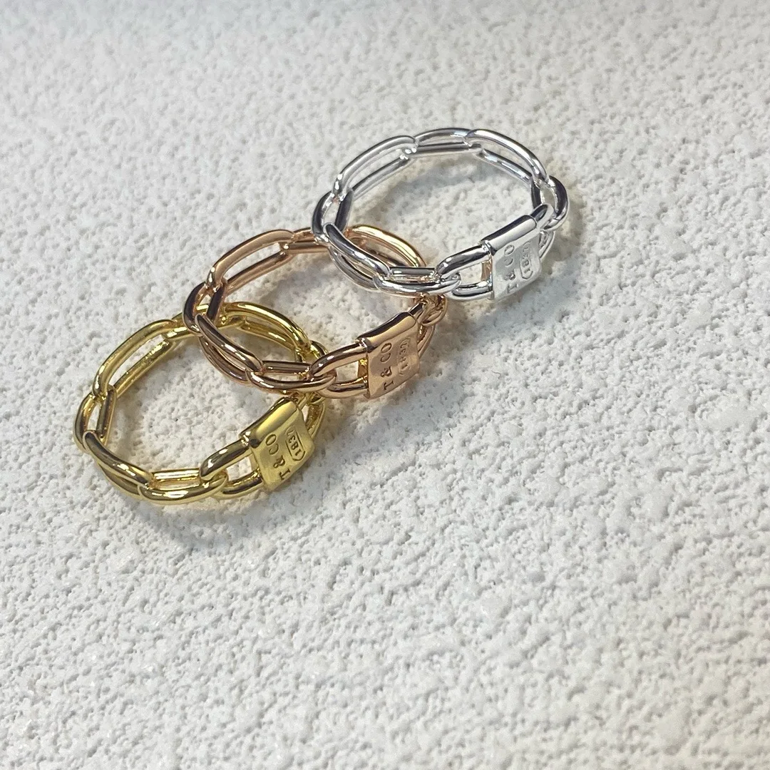 The 2025 new high-quality V-gold ring lock ring is trendy, fashionable, versatile, light luxury and high-end, suitable for both
The 2025 new high-quality V-gold ring lock ring is trendy, fashionable, versatile, light luxury and high-end, suitable for both