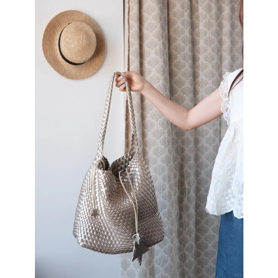 Champagne 2025 super fire woven tote bag women's large-capacity large bag high-end sense portable shoulder bucket bag
Champagne 2025 super fire woven tote bag women's large-capacity large bag high-end sense portable shoulder bucket bag