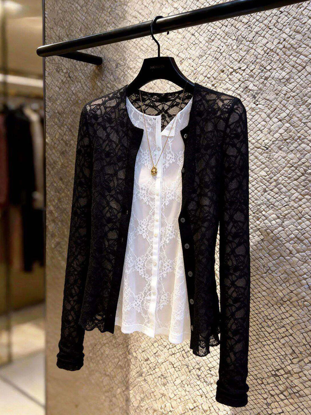 Elegant Unique Stylish Spring 2026 Casual Shirt Fake Two-Piece Loose Fit Long Sleeve round Neck Button Detail Color Block Design
Elegant Unique Stylish Spring 2026 Casual Shirt Fake Two-Piece Loose Fit Long Sleeve round Neck Button Detail Color Block Design