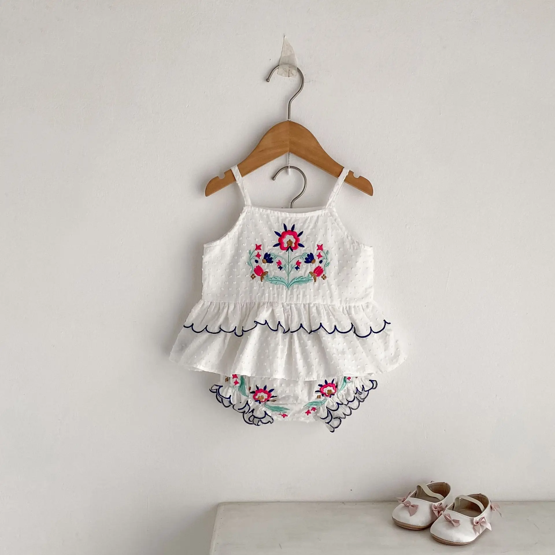 Новая летняя одежда для малышей 0-3 лет, комплект для маленьких девочек, топ на бретельках с цветочной вышивкой + кружевные шорты, комплект из двух предметов
Новая летняя одежда для малышей 0-3 лет, комплект для маленьких девочек, топ на бретельках с цветочной вышивкой + кружевные шорты, комплект из двух предметов