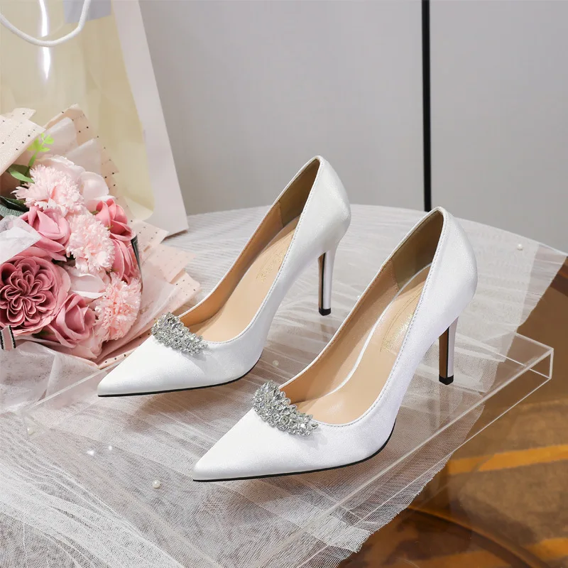 2026 new white high heels with pointed satin rhinestone buckle, shallow mouth bridesmaid shoes, low heel black work shoes
2026 new white high heels with pointed satin rhinestone buckle, shallow mouth bridesmaid shoes, low heel black work shoes