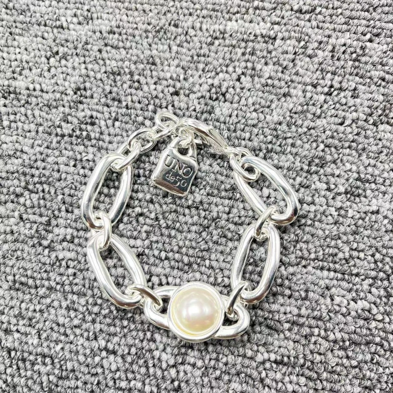2022 new UNOde50 exquisite fashion electroplating 925 trend luxury pearl bracelet holiday jewelry gifts
2022 new UNOde50 exquisite fashion electroplating 925 trend luxury pearl bracelet holiday jewelry gifts