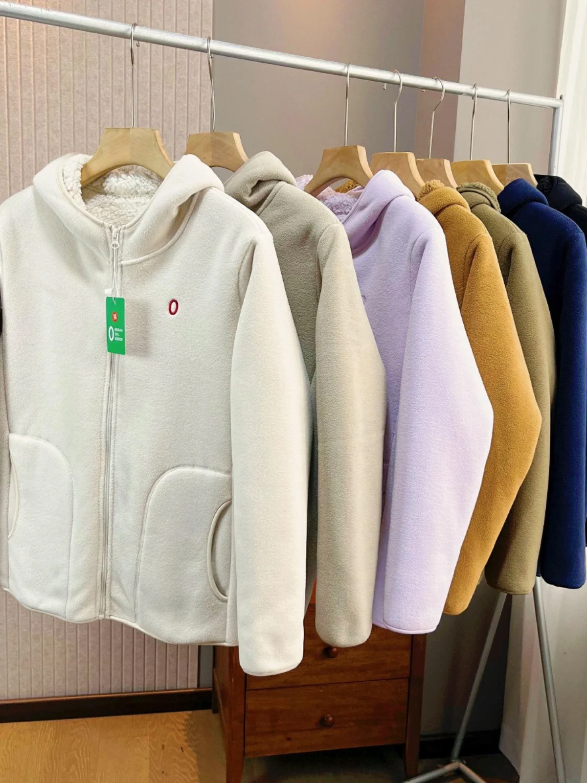 Thiened Double-sided Fce Lamb Fur Hooded Jaet Couple Sle Winter New Arrival Lightweight Coat for Men And Women
Thiened Double-sided Fce Lamb Fur Hooded Jaet Couple Sle Winter New Arrival Lightweight Coat for Men And Women